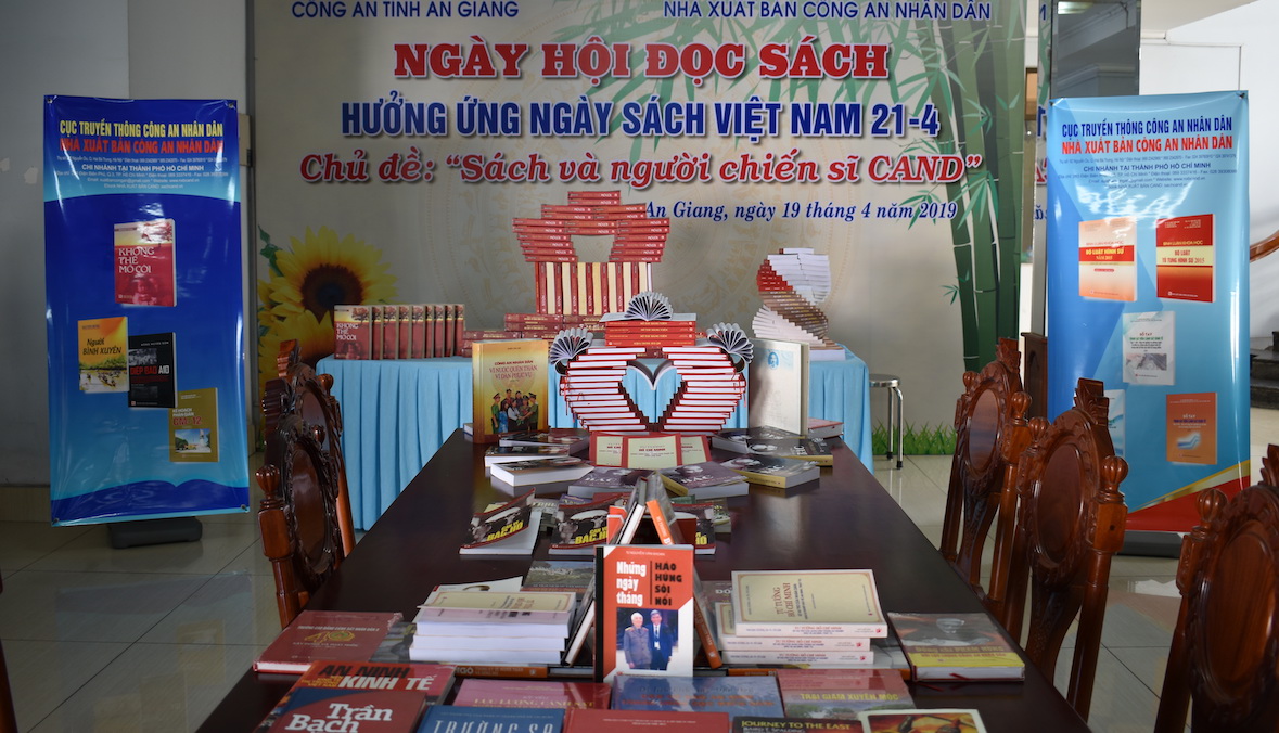 Trưng[-]bày,[-]giới[-]thiệu[-]sách[-]với[-]chủ[-]đề[-]"Sách[-]và[-]người[-]chiến[-]sĩ[-]Công[-]an[-]nhân[-]dân"[-]